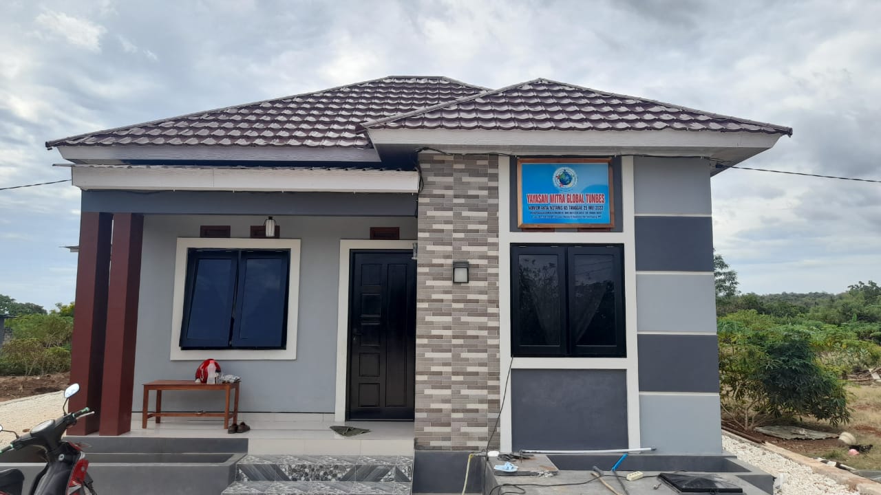 Saat ini ruangan terdari dari dua buah bangunan gedung, satu bangunan utama dengan dua ruangan dengan pembagian satu ruangan untuk kantor dan satu ruang untuk kelas A, sedangkan gedung kedua digunakan untuk ruangan kelas B.